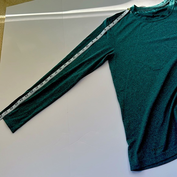 Nike Men’s Dri-Fit Green Long Sleeves Shirt - Picture 6 of 6